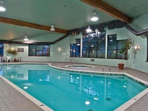 257-1130 Resort Dr, Parksville, BC - Indoor Photo Showing Other Room With In Ground Pool