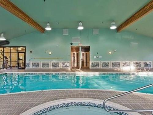 257-1130 Resort Dr, Parksville, BC - Indoor Photo Showing Other Room With In Ground Pool