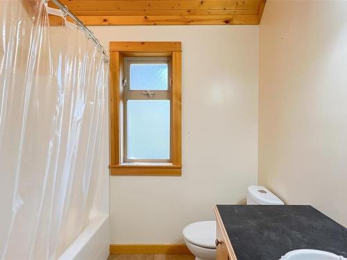 1655 Cole Rd, Sooke, BC - Indoor Photo Showing Bathroom
