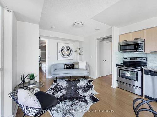 1110-100 Western Battery Rd, Toronto, ON - Indoor Photo Showing Kitchen