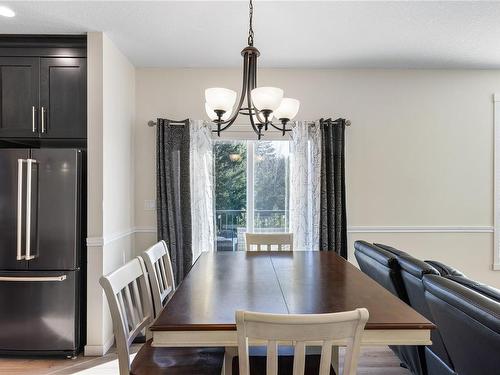 101 Armins Pl, Nanaimo, BC - Indoor Photo Showing Dining Room