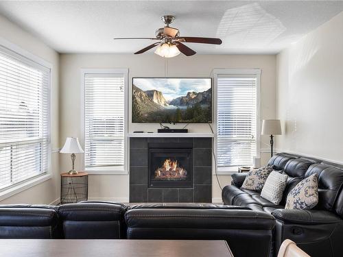 101 Armins Pl, Nanaimo, BC - Indoor Photo Showing Living Room With Fireplace