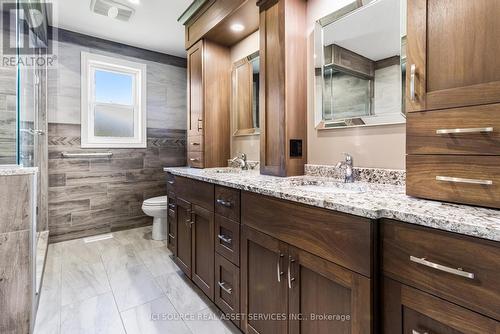 880 Parkdale Ave, Fort Erie, ON - Indoor Photo Showing Bathroom