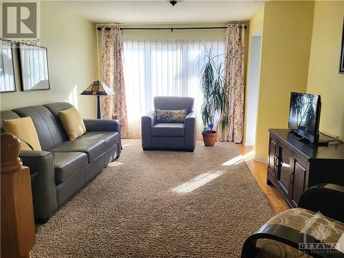510 Woodchase Street, Ottawa, ON - Indoor Photo Showing Living Room