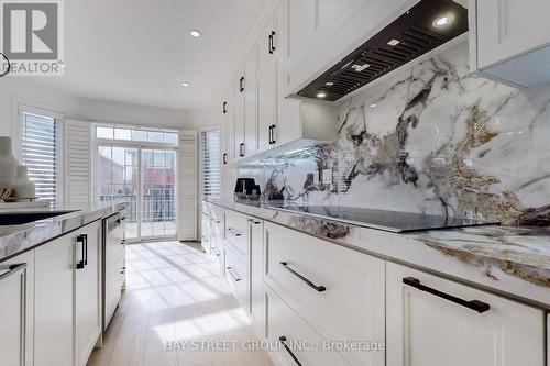 1233 Jezero Cres, Oakville, ON - Indoor Photo Showing Kitchen With Upgraded Kitchen