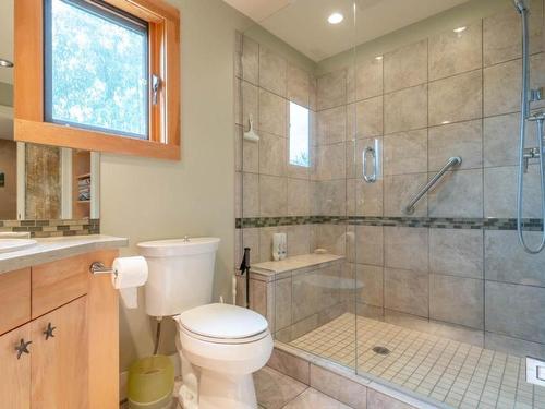 4920 & 4932 North Naramata Road, Naramata, BC - Indoor Photo Showing Bathroom