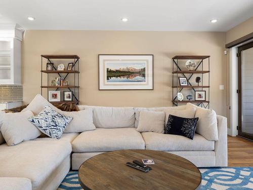 2820 Landry Crescent, Summerland, BC - Indoor Photo Showing Living Room