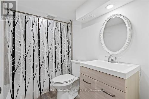 82 Booth St, St. Catharines, ON - Indoor Photo Showing Bathroom