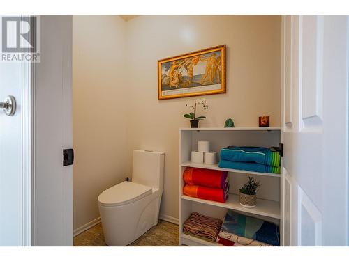 324 Sunshine Place, Vernon, BC - Indoor Photo Showing Bathroom