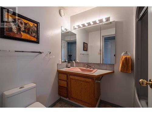 324 Sunshine Place, Vernon, BC - Indoor Photo Showing Bathroom