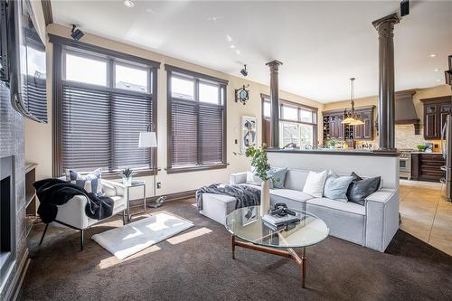 7690 Bishop Avenue, Niagara Falls, ON - Indoor Photo Showing Living Room