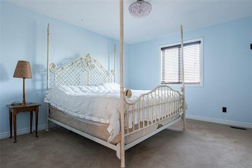 7690 Bishop Avenue, Niagara Falls, ON - Indoor Photo Showing Bedroom
