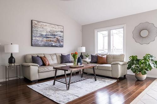 64 Benjamin Drive, Hamilton, ON - Indoor Photo Showing Living Room