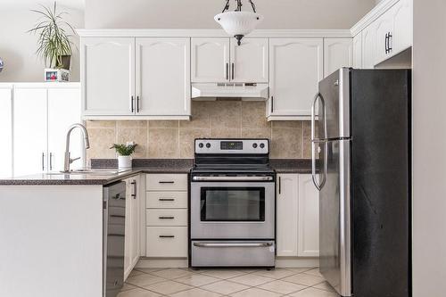 64 Benjamin Drive, Hamilton, ON - Indoor Photo Showing Kitchen With Upgraded Kitchen