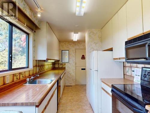 7108 Kemano Street, Powell River, BC - Indoor Photo Showing Kitchen