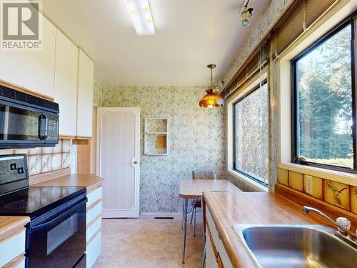 7108 Kemano Street, Powell River, BC - Indoor Photo Showing Kitchen