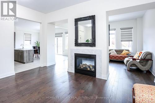 60 Meadow Vista Cres, East Gwillimbury, ON - Indoor Photo Showing Living Room With Fireplace