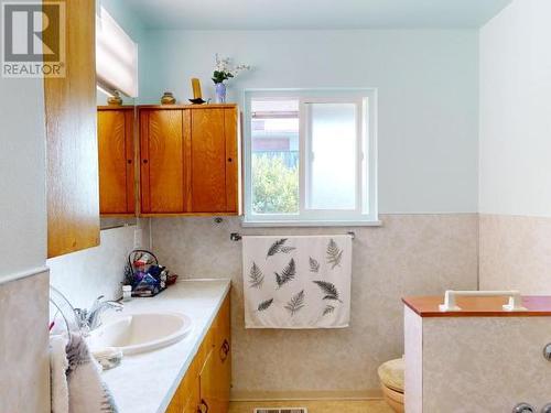 7151 Boswell Street, Powell River, BC - Indoor Photo Showing Bathroom