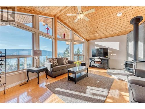 78 Spruce Drive, Vernon, BC - Indoor Photo Showing Living Room