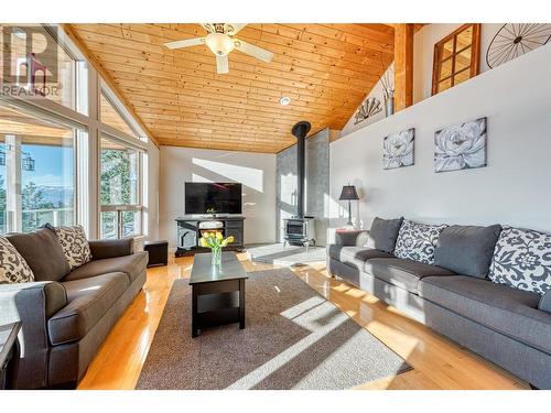 78 Spruce Drive, Vernon, BC - Indoor Photo Showing Living Room