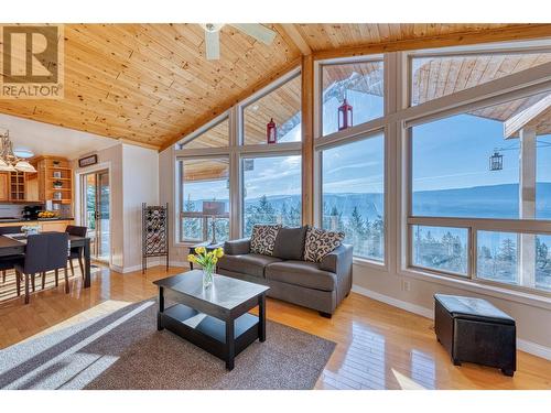 78 Spruce Drive, Vernon, BC - Indoor Photo Showing Living Room