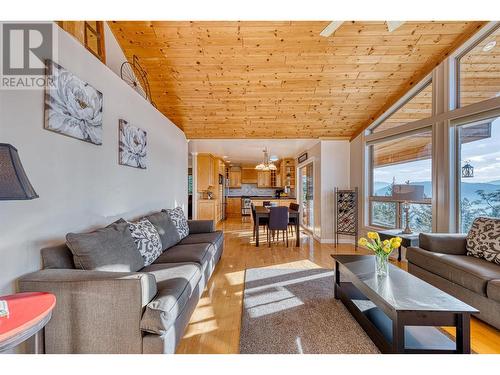 78 Spruce Drive, Vernon, BC - Indoor Photo Showing Living Room