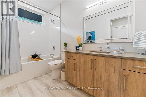 21 Taliesin Tr, Welland, ON - Indoor Photo Showing Bathroom