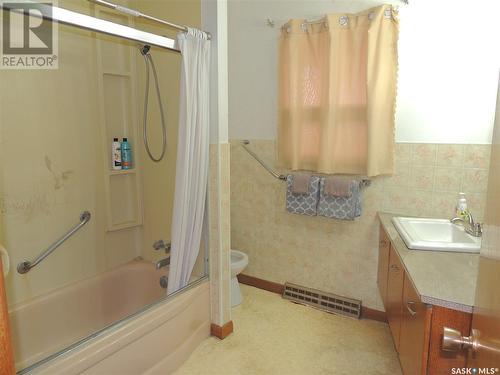 503 Mcleod Avenue, Estevan, SK - Indoor Photo Showing Bathroom
