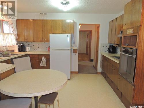 503 Mcleod Avenue, Estevan, SK - Indoor Photo Showing Kitchen With Double Sink