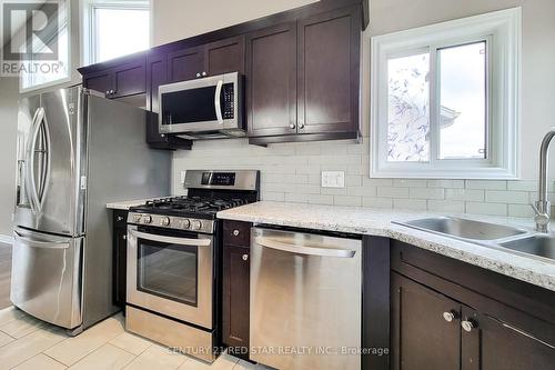 7733 Old Field Rd, Niagara Falls, ON - Indoor Photo Showing Kitchen With Double Sink With Upgraded Kitchen