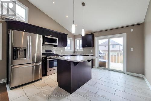 7733 Old Field Rd, Niagara Falls, ON - Indoor Photo Showing Kitchen With Upgraded Kitchen