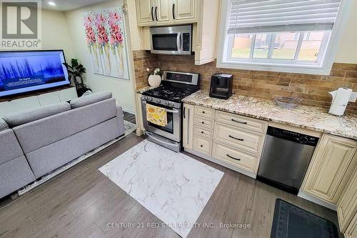 7733 Old Field Rd, Niagara Falls, ON - Indoor Photo Showing Kitchen With Upgraded Kitchen
