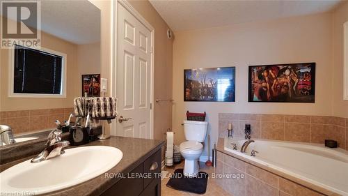 2738 Devon Road, London, ON - Indoor Photo Showing Bathroom