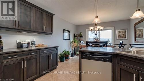 2738 Devon Road, London, ON - Indoor Photo Showing Kitchen