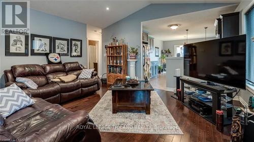 2738 Devon Road, London, ON - Indoor Photo Showing Living Room