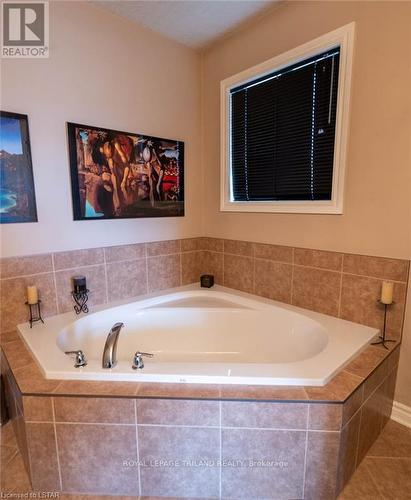 2738 Devon Road, London, ON - Indoor Photo Showing Bathroom