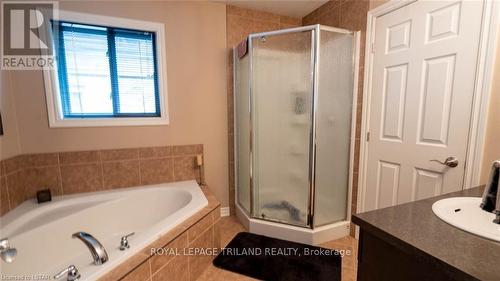 2738 Devon Road, London, ON - Indoor Photo Showing Bathroom