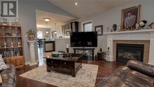 2738 Devon Road, London, ON - Indoor Photo Showing Living Room With Fireplace
