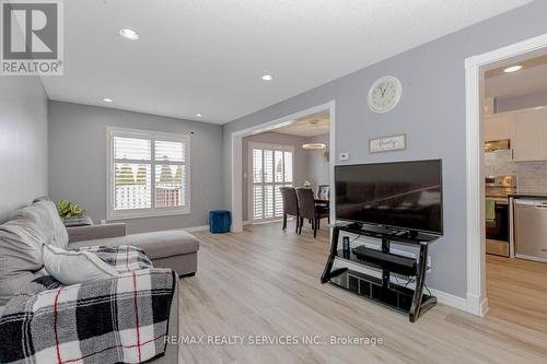 1150 Upper Wentworth St, Hamilton, ON - Indoor Photo Showing Living Room