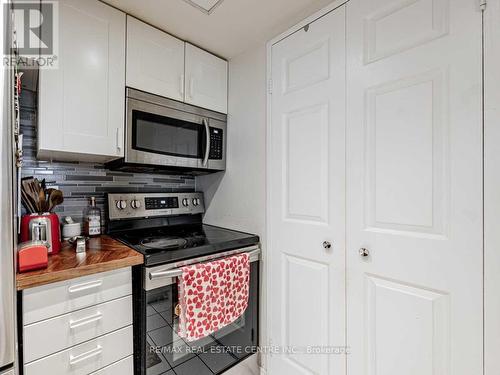 1602 - 285 Enfield Place, Mississauga, ON - Indoor Photo Showing Kitchen