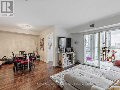 1602 - 285 Enfield Place, Mississauga, ON - Indoor Photo Showing Living Room