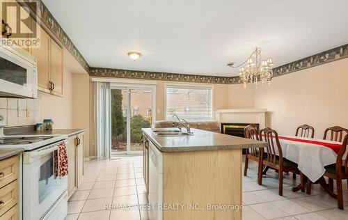 6443 Saratoga Way, Mississauga, ON - Indoor Photo Showing Kitchen With Double Sink