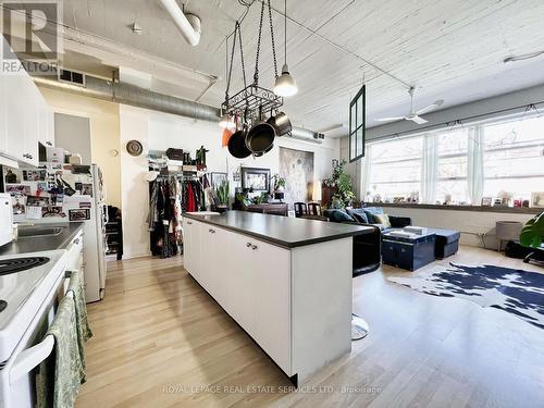 #201 -365 Dundas St E, Toronto, ON - Indoor Photo Showing Kitchen