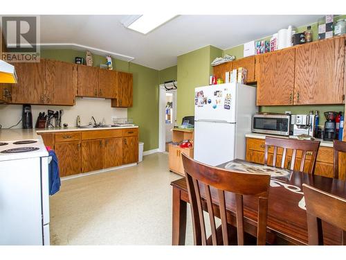 512 Third Street W, Revelstoke, BC - Indoor Photo Showing Kitchen With Double Sink