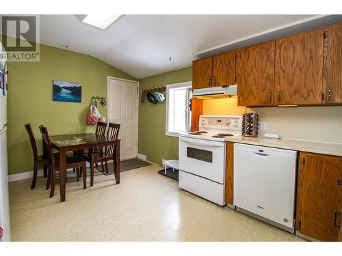 512 Third Street W, Revelstoke, BC - Indoor Photo Showing Kitchen