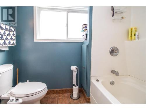 512 Third Street W, Revelstoke, BC - Indoor Photo Showing Bathroom