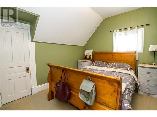 512 Third Street W, Revelstoke, BC - Indoor Photo Showing Bedroom