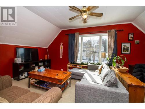 512 Third Street W, Revelstoke, BC - Indoor Photo Showing Living Room