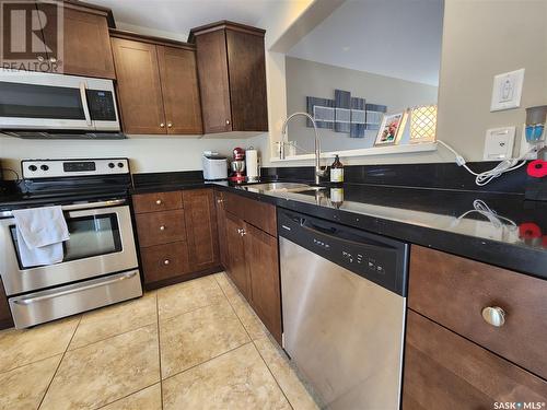 11 880 5Th Street Ne, Weyburn, SK - Indoor Photo Showing Kitchen