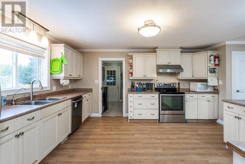 8625 Lynn Drive, Prince George, BC - Indoor Photo Showing Kitchen With Double Sink